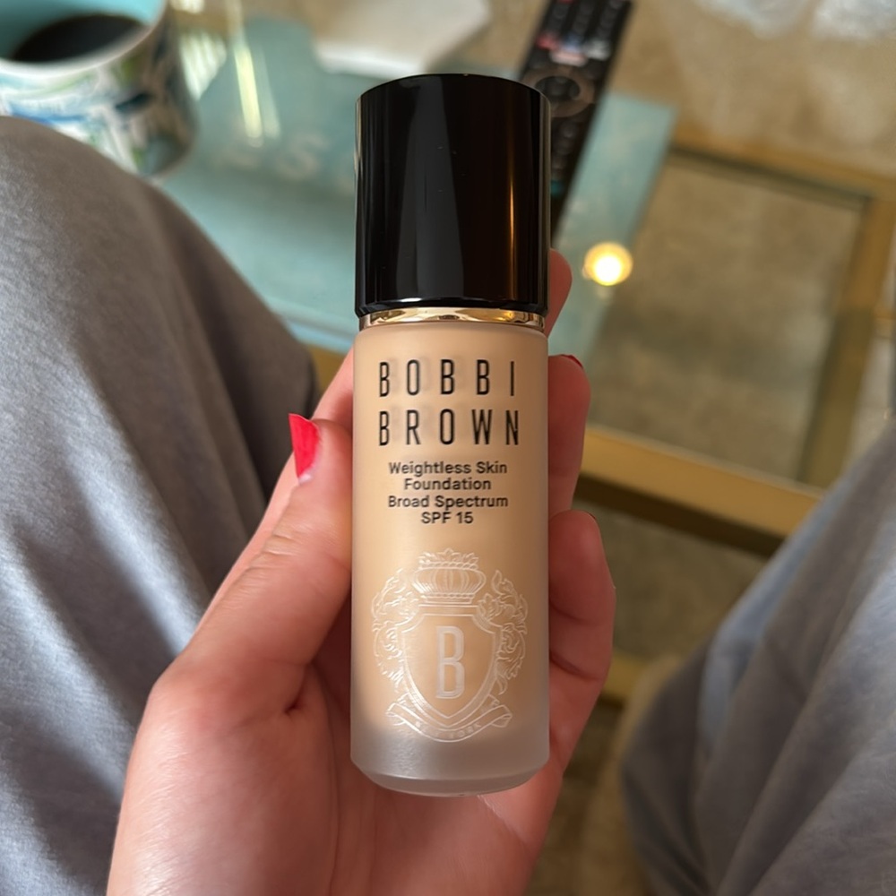 Bobbi Brown Weightless Skin Foundation - Picture 3 of 7